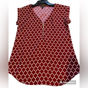 EXPRESS Geometric Red Blouse Front
Zip V-Neck Short Sleeve XS